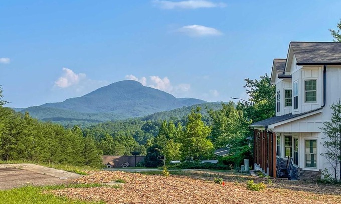 Helen House | Hot Tub and EV Charger Helen Getaway with Views!