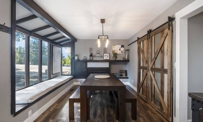 Redmond House | Hot Tub and Mountain Views! Modern & Spacious Home