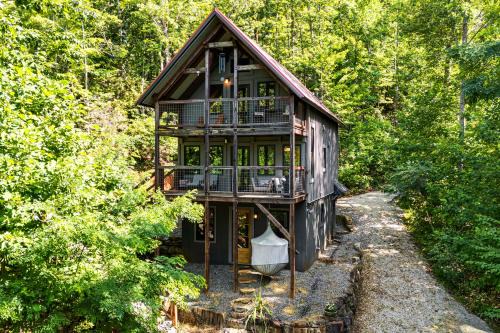 Old Fort House | Hot Tub and Mtn Views Modern Old Fort Hideaway!