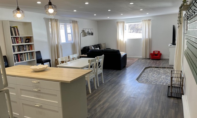 Golden House | Hot Tub available Nov 1st/25 - Mountain views - Family Friendly - Pet Friendly