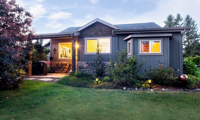 Whatcom County House | Hot Tub, Cabana & fenced yard