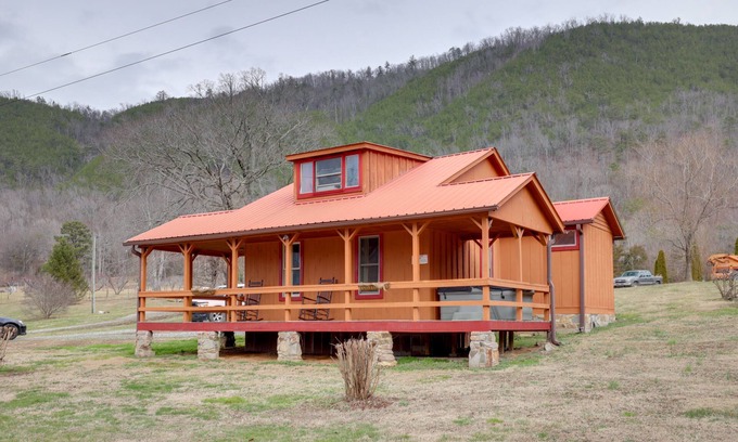 Hot Springs Apartment | Hot Tub & Charcoal Grill: Hot Springs Getaway!