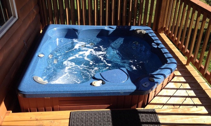 Hiawassee Cabin | Hot Tub! Cozy River Cabin, Mountain, Wi-Fi, Pool, Tube, Trout, Close to Helen