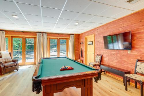 McCaysville House | Hot Tub, Decks and Creek Access McCaysville Cabin!