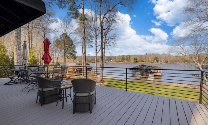 Macon House | Hot Tub, Dock, Large Deck, Firepit, Tiki bar, Pool!