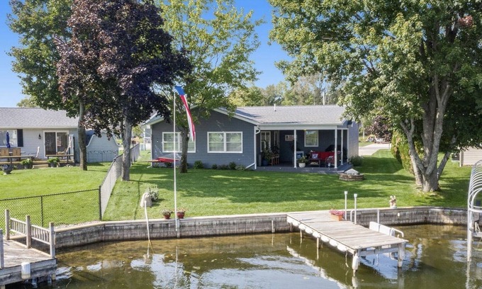 Houghton Lake House | *Hot Tub*Dock*Waterfront*Family Getaway* Updated Houghton Lake Home