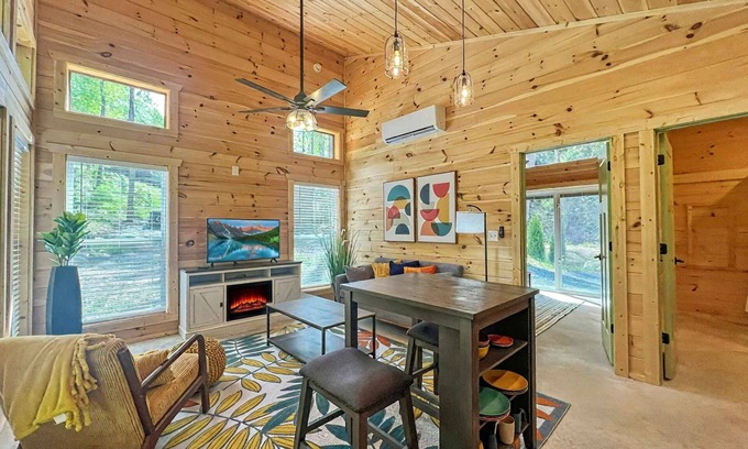 Rocky Grove House | Hot Tub Dog-Friendly Free Dollywood Ticket Perfect for 2 (Hiker's Nest)