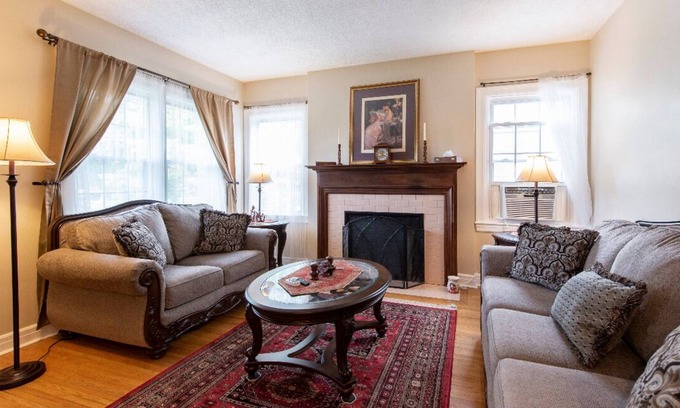 Audubon House | Hot tub, Downtown, Zoo, Expo Center, Conv Center, Chuchill downs—3BATH*7BED