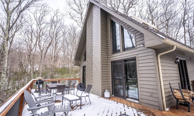 Laurel Ridge Ski Chalet | Hot Tub EV Charger Golden Tee Gig WiFi Pool Tennis