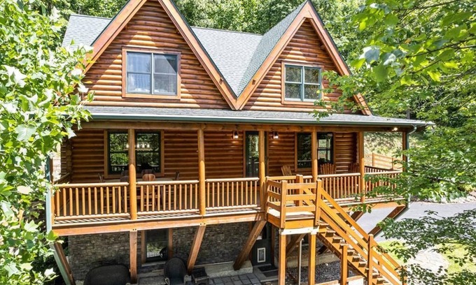 Waynesville Cabin | Hot Tub, Fiber-optic WiFi, Pool Table, Playground, Privacy. Cozy Log Cabin