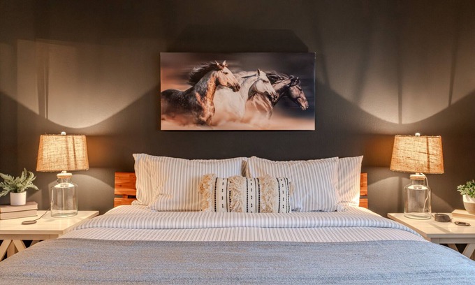 Meridian House | Hot Tub, Fire Pit, Game Room! Steps to Park, 4 TVs, TopGolf Discount