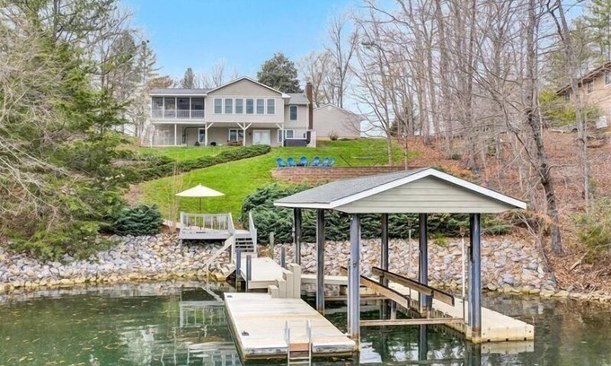 Huddleston House | HOT TUB, FIRE PIT, PET FRIENDLY! Come visit 'Longhaven"!