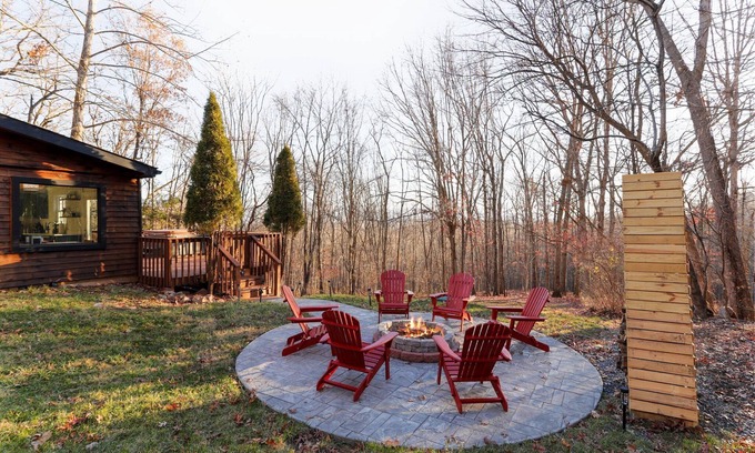Luray Cabin | Hot Tub + Firepit + 20 Minutes to Luray Caverns + 35 Minutes to Skyline Drive