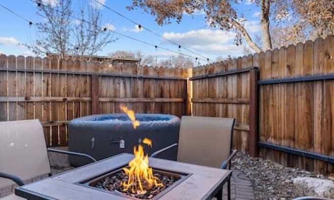 Old Southwest Apartment | Hot Tub FirePit Patio Walk To MidTown Downtown