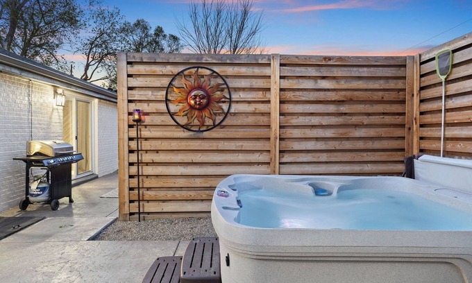Lakewood House | Hot Tub, Firepit, Putt Putt, Family Friendly!