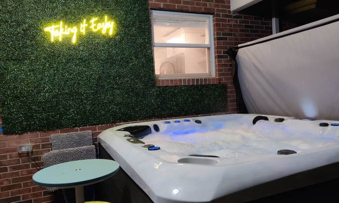 Easley House | Hot Tub, Firepit, & Sportsbar Garage @ The Living Easley Manor!