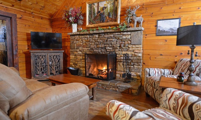 Gatlinburg - Pigeon Forge Cabin | Hot Tub, Fireplace, Screened balcony, Grill - Log Cabin near Pigeon Forge