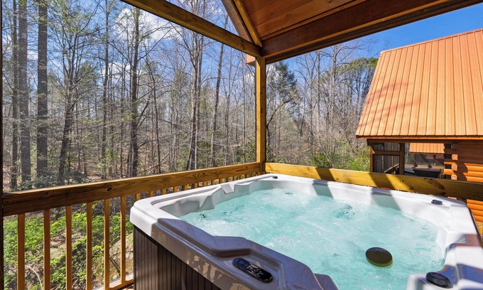 White Oak Lodge Cabin | Hot Tub + Foosball | Access to Pool, Tennis, Gym | Chill'n in the Smokies