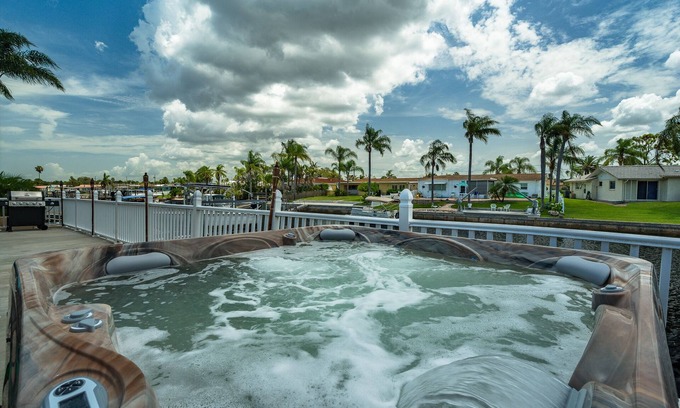 Flor-a-mar House | Hot Tub for 6, Canal Front/Boat dock, Fishing, Kayaking, nearby Beach