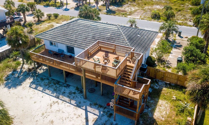 Toilla Segunda House | Hot Tub! Game Room! Balconies Views! Steps 2 Beach