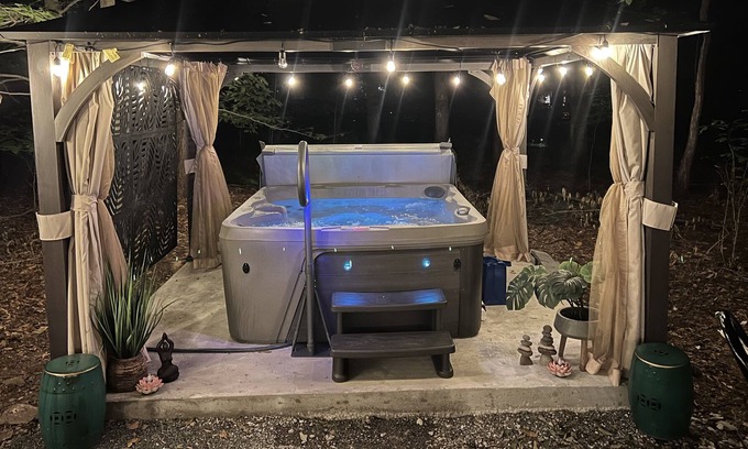 Pocono Lake Cottage | Hot Tub | Game Room | Firepit | Movie Room | Dogs