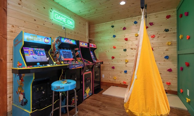 Luck Cabin | Hot Tub | Game Room | Fire ring