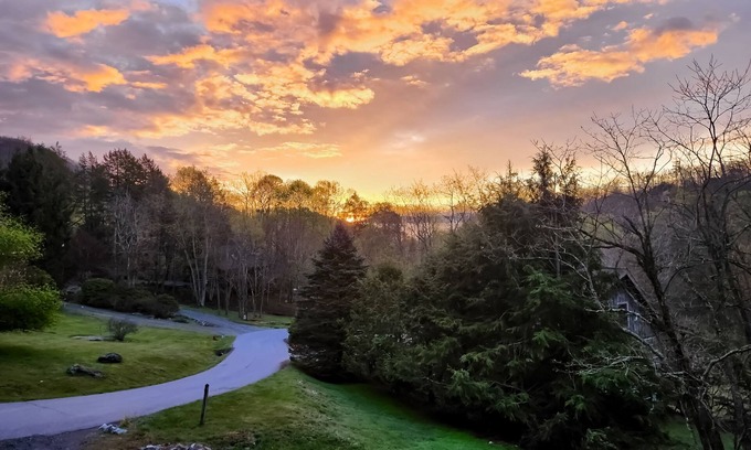 Seven Devils Cabin | Hot tub, Game Room, 3 King Beds + Bunk Room, Dog Friendly, AC