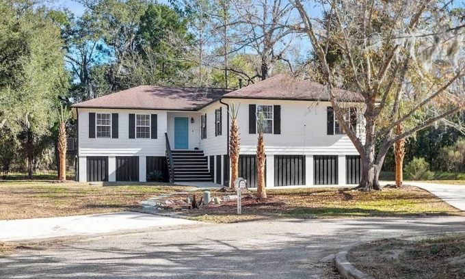 North Charleston House | Hot Tub Haven! 7 Beds Endless Summer