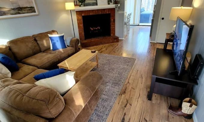 Donelson House | Hot Tub Hideaway