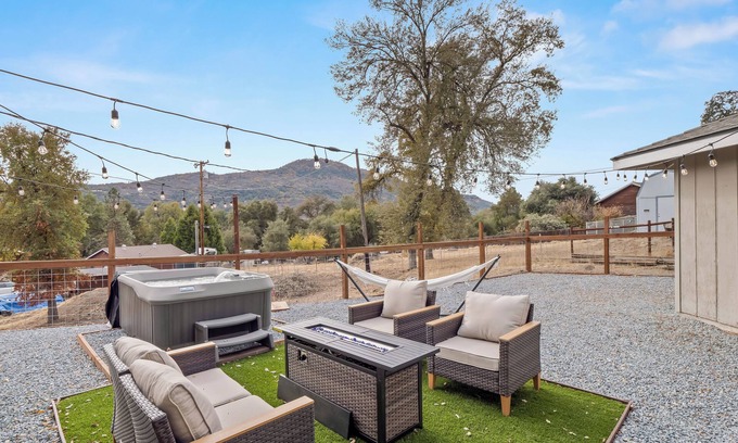 Oakhurst Apartment | Hot Tub, King Bed, Coffee Bar - Walk to town!