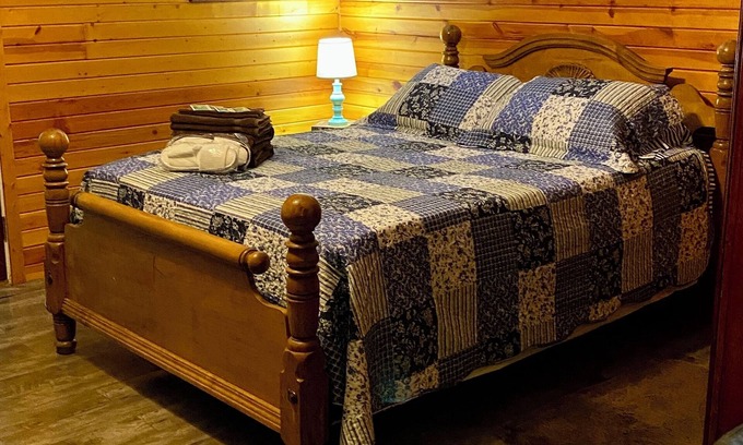 East Fultonham Cabin | Hot tub, Kitchen, Charcoal Grill, Hocking Hills, Buckeye Lake, Legend Valley
