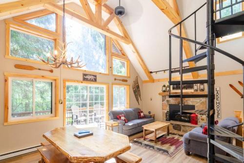 Lake Harmony Estates House | Hot Tub l Walk to Lake Harmony l Minutes to Ski