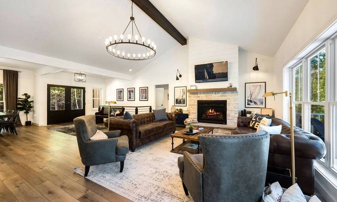 Ephraim House | HOT TUB - Luxury Retreat - The Ephraim House!