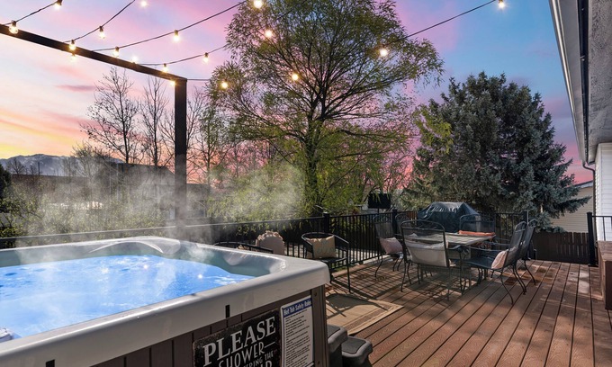 West Jordan House | Hot tub!Mountain View! 20 min to Salt Lake! Ski resorts 🎿