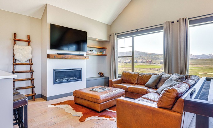 Grand Elk Ranch House | Hot Tub & Mtn Views: Townhome in Granby!