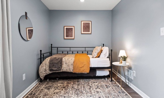 Detroit - Shoreway Apartment | Hot Tub|N64|Mins to Downtown|Sleeps 8