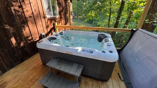 Wellington House | Hot tub - Near the Gorge and Cave Run