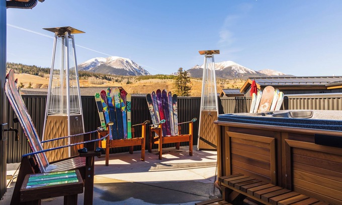 Willow Grove House | Hot Tub on Rooftop Deck - Mountain/River Views - Gym - EV Charger - 3 Kings