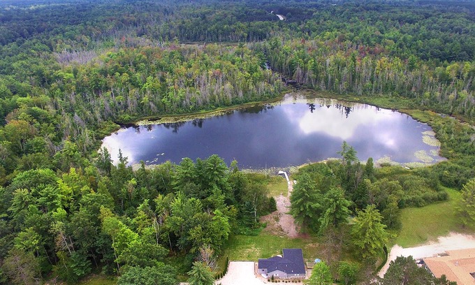 Interlochen House | Hot Tub! Outside Traverse City, SLEEPS 6 Pet Friendly, Fire Place, Fire Pit