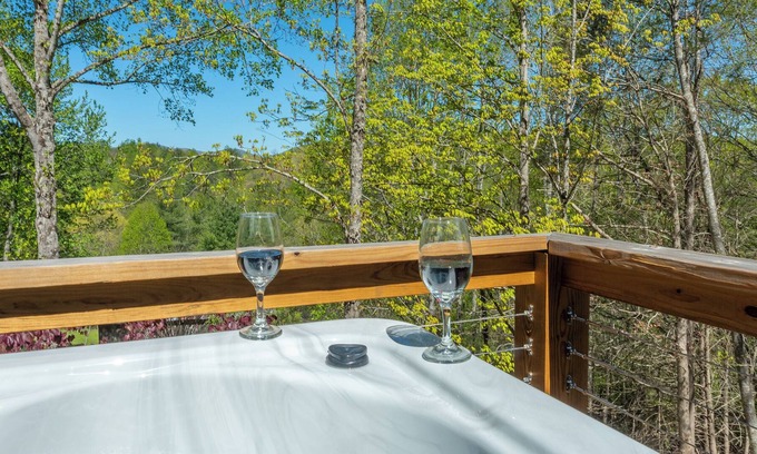 Spruce Pine House | Hot Tub, Perfect Mtn Getaway, Wifi, Hiking, 15 mins to Blue Ridge Parkway.