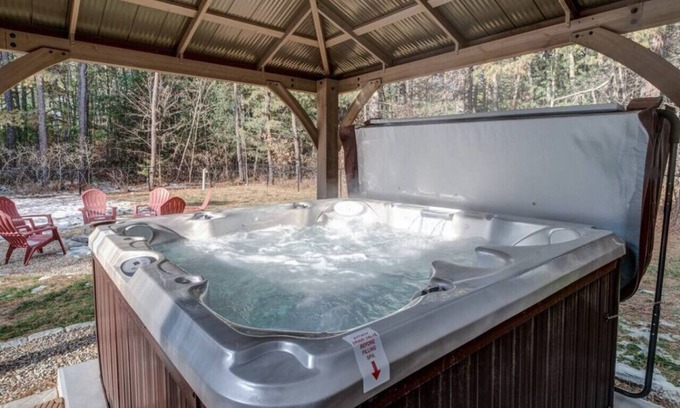 West Ossipee House | Hot Tub| Pet Friendly| Near King Pine Ski Area