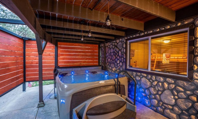 Bass Lake Cabin | Hot Tub & Pet Friendly Bass Lake 3/2 Slps 9