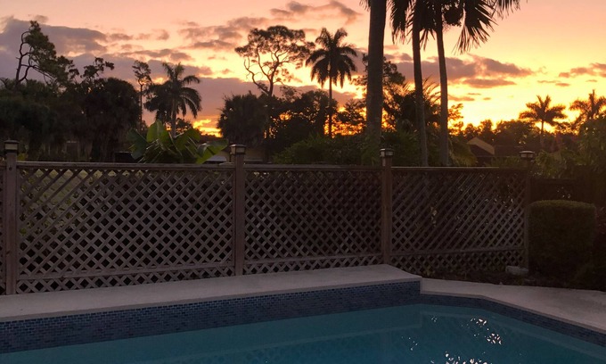 Central Naples House | Hot tub/Pool over looking Golf course minutes To seagate and clam pass Beach