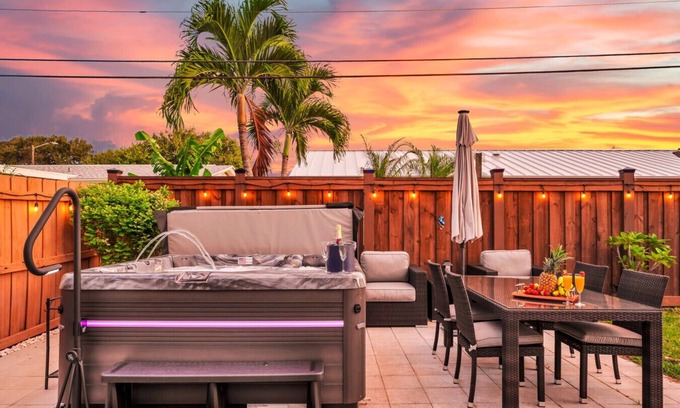Harbor Heights House | HOT TUB - POOL TABLE-Space X Launching Near Beach