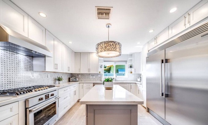 Santa Barbara Estates House | HOT TUB+POOL TABLE! WALKING DISTANCE TO BEACH!