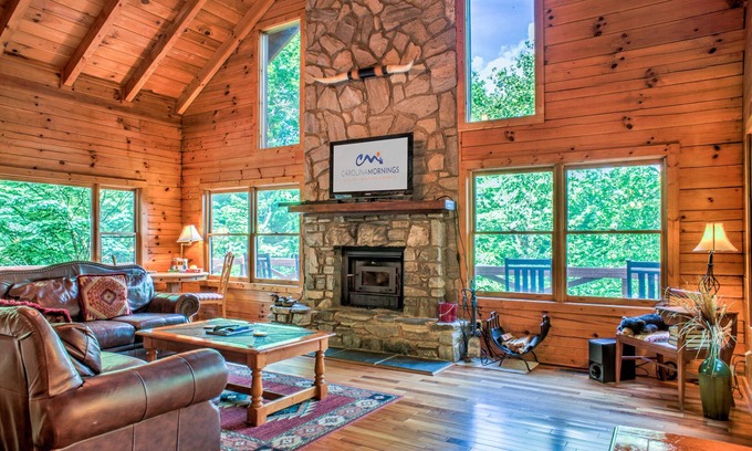 Waynesville Cabin | Hot Tub, Pool Table & Fireplace + Biltmore Pass | Pet-Friendly Mountain Stay