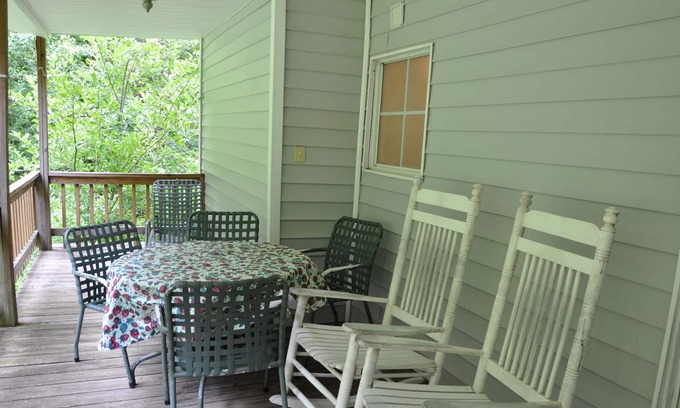 Hot Springs Cottage | HOT TUB~PRIVATE CREEKSIDE~WALK TO TOWN~