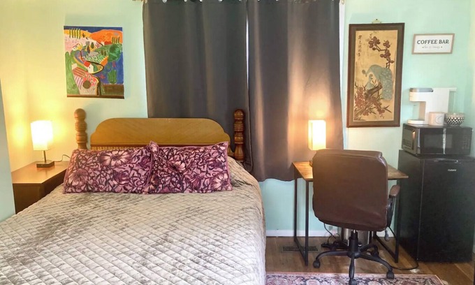 Johnson City Apartment | Hot Tub Private Studio- 1BR/1BR- Historic Tree Streets- 2 min drive to downtown