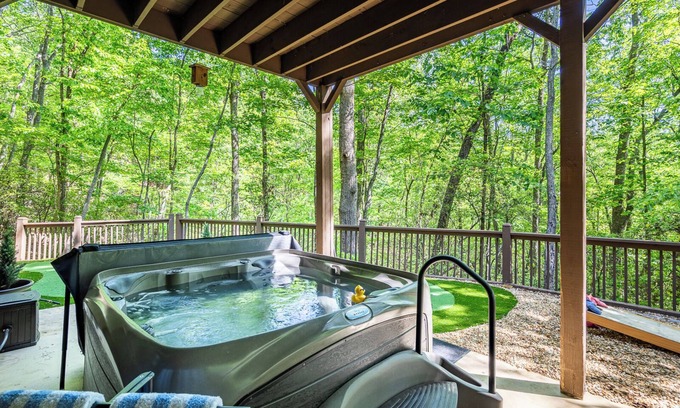 Big Canoe House | Hot Tub&Putting @ N GA Mtns! Pool,Lake,Golf,Tennis,Boat Rentals.Pets! Sleeps 13+