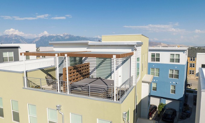 Daybreak House | Hot Tub! Rental Sleeps 8! 30 Day Minimum!
